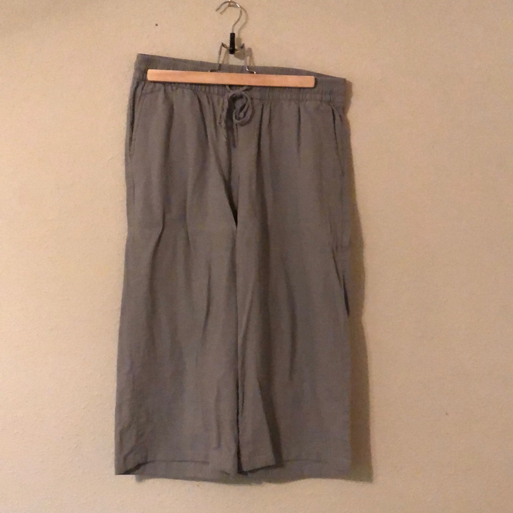 Gray linen Capri